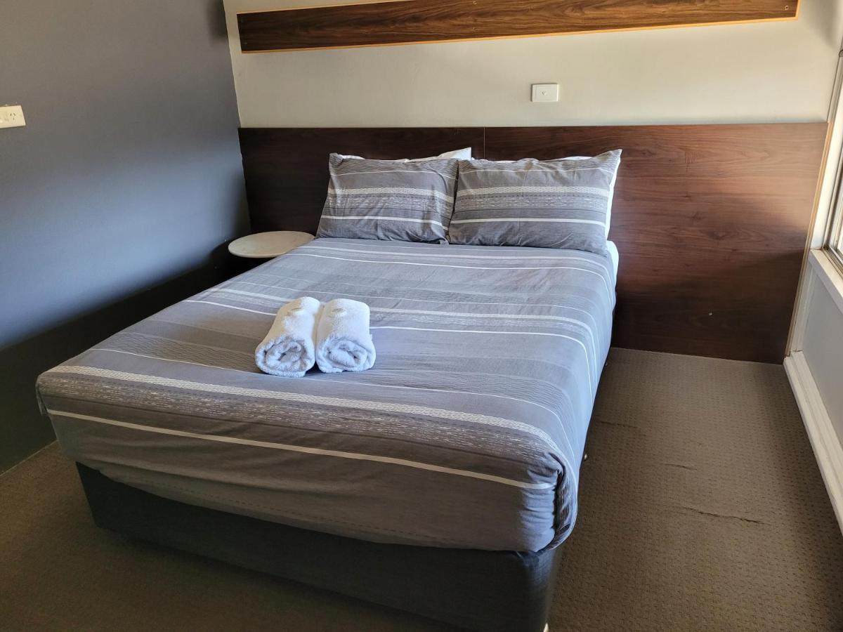 Palm And Pawn Motor Inn Wagga Wagga Kültér fotó