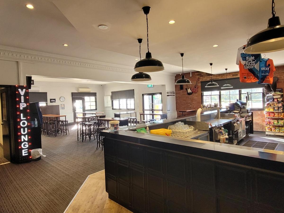 Palm And Pawn Motor Inn Wagga Wagga Kültér fotó